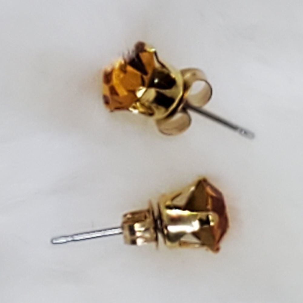 Stud Earrings - Picture 6 of 8